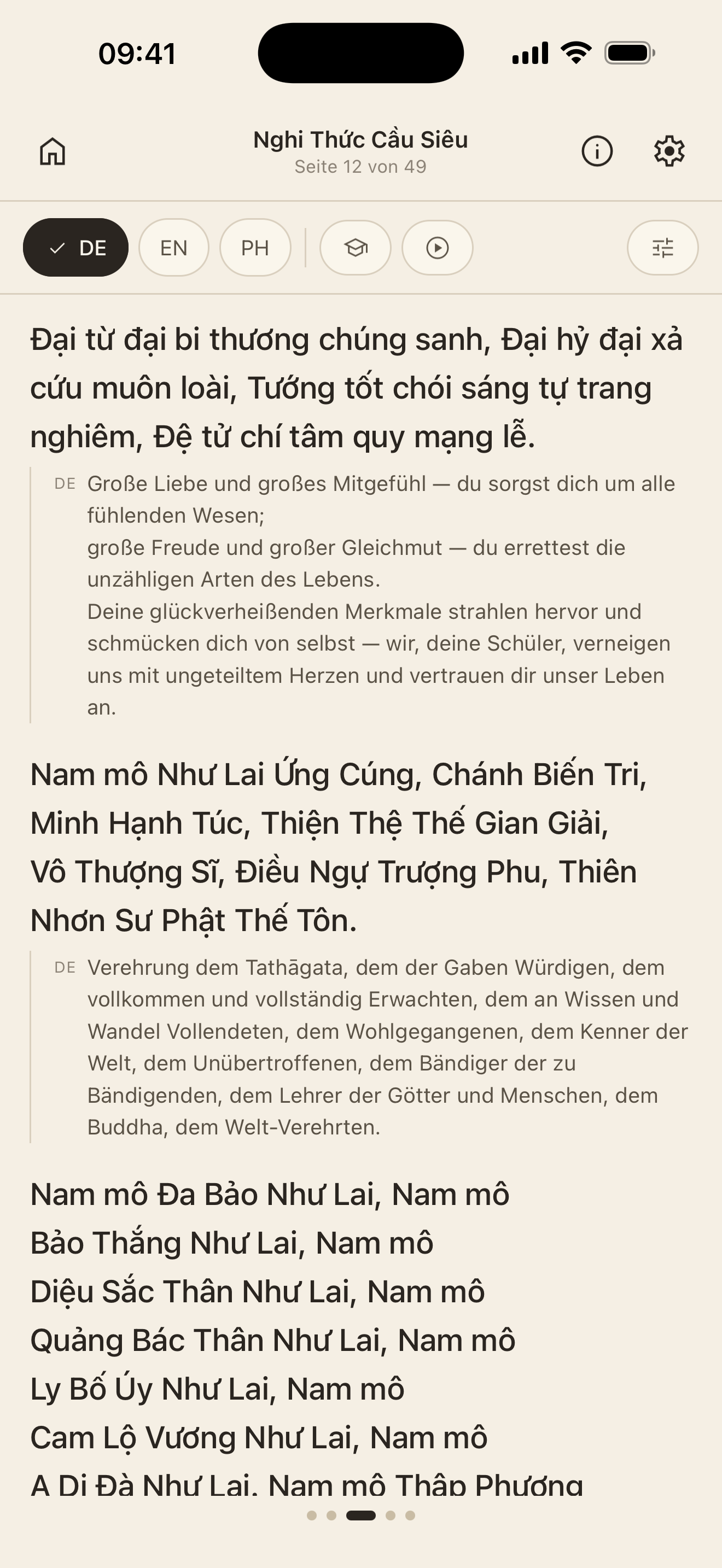 Eine Seite des Gebetbuchs auf Vietnamesisch, mit der deutschen Übersetzung unter jedem Absatz.